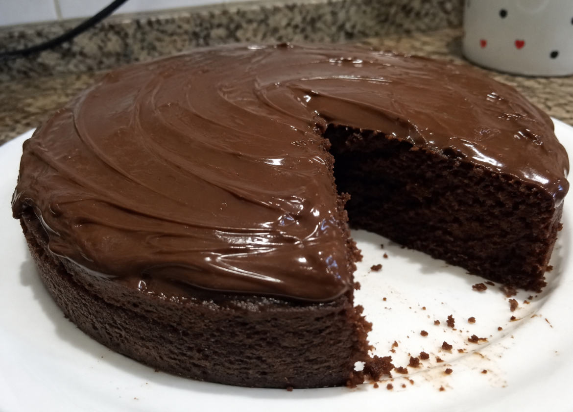 Bolo de Chocolate Fofinho com Cobertura Cremosa