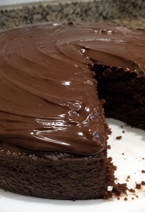 Bolo de Chocolate Fofinho com Cobertura Cremosa