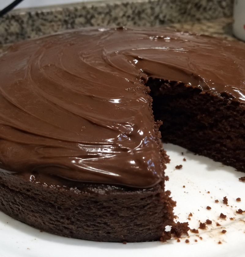 Bolo de Chocolate Fofinho com Cobertura Cremosa