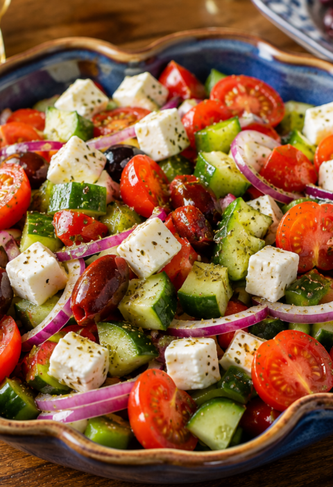 Salada Grega Fácil com Queijo, Tomate e Pepino